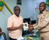 Séance de dédicace du livre du Sergent Diane Cheick Hamed, membre AIDF de Côte d&rsquo;Ivoire