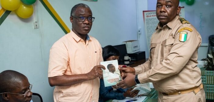 Séance de dédicace du livre du Sergent Diane Cheick Hamed, membre AIDF de Côte d&rsquo;Ivoire