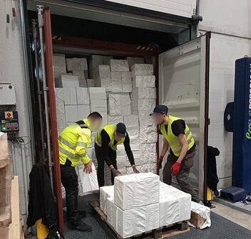 Saisie de 26 tonnes de cigarettes à Fos-sur-mer par les douaniers de Marseille